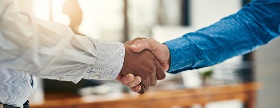 Geschäftspartner schütteln sich die Hände
