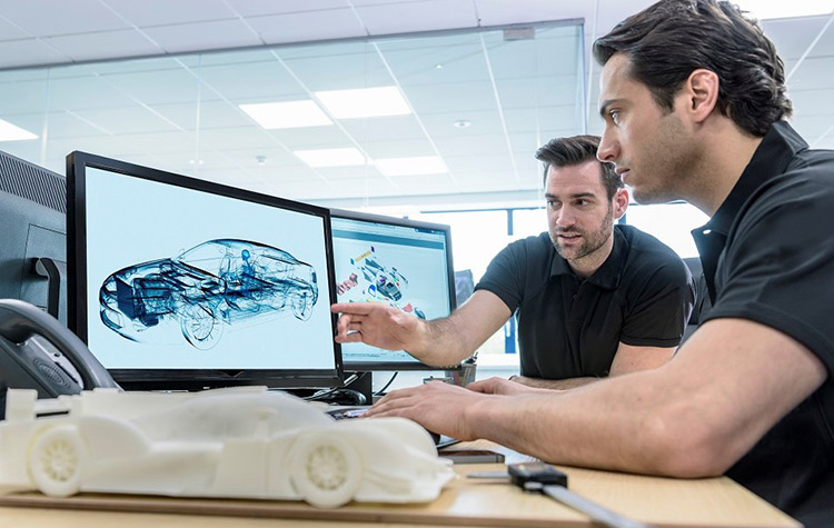 Zwei Männer fertigen eine technische Zeichnung eines Autos an
