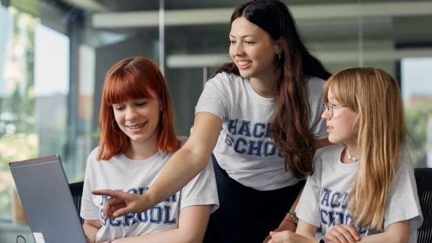 So begeistern wir Mädchen für Tech-Berufe Drei Mädchen schauen auf einen Laptop
